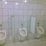 KONZUM WC kialakítása, burkolás, vízszerelés
