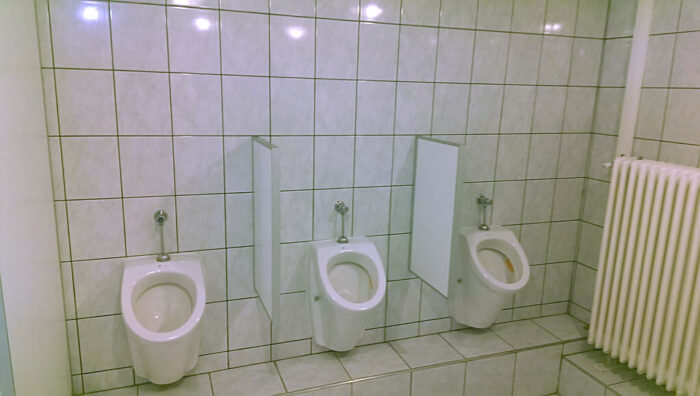 KONZUM WC kialakítása, burkolás, vízszerelés