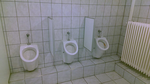 KONZUM WC kialakítása, burkolás, vízszerelés