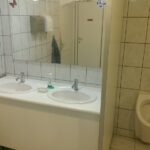 KONZUM WC kialakítása, burkolás, vízszerelés