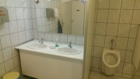 KONZUM WC kialakítása, burkolás, vízszerelés