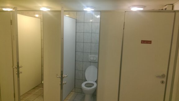KONZUM WC kialakítása, burkolás, vízszerelés