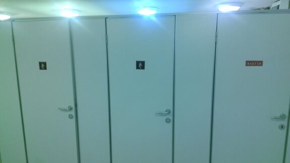 KONZUM WC kialakítása, burkolás, vízszerelés